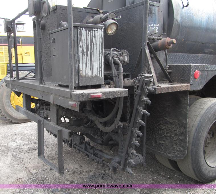 image for item D6524 1994 Ford CF7000 asphalt distribution truck