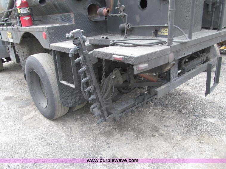 image for item D6524 1994 Ford CF7000 asphalt distribution truck