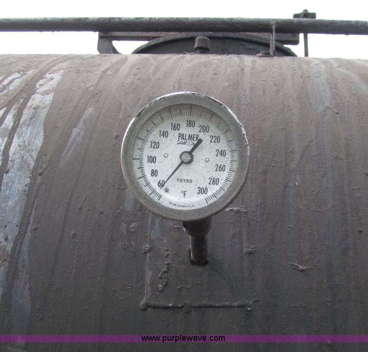 image for item D6524 1994 Ford CF7000 asphalt distribution truck