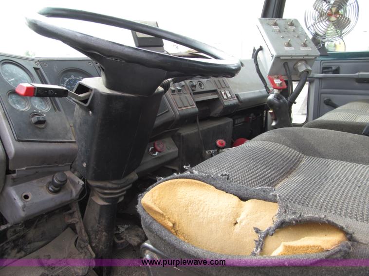 image for item D6524 1994 Ford CF7000 asphalt distribution truck