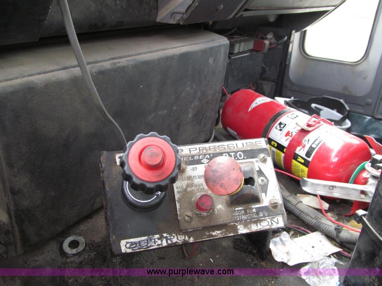 image for item D6524 1994 Ford CF7000 asphalt distribution truck