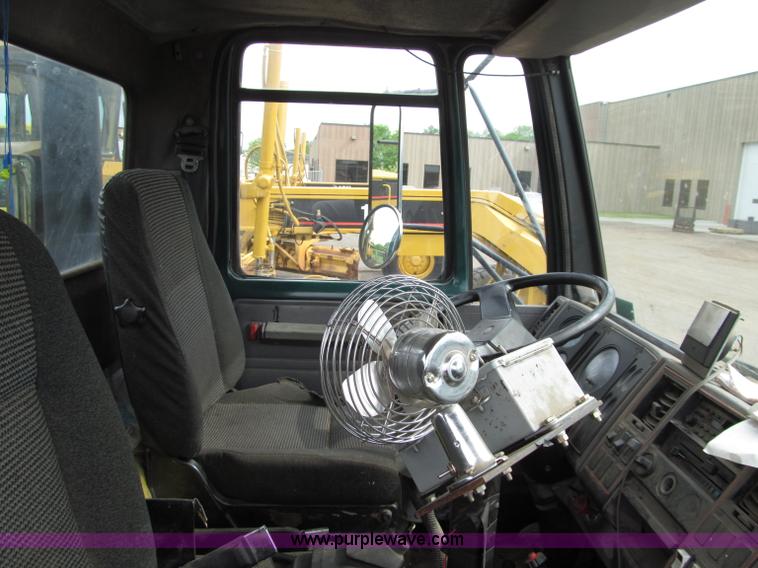 image for item D6524 1994 Ford CF7000 asphalt distribution truck