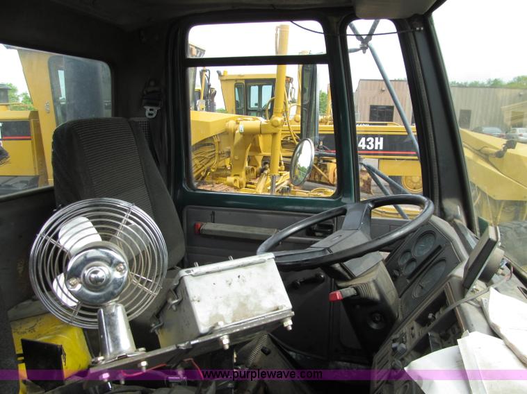 image for item D6524 1994 Ford CF7000 asphalt distribution truck