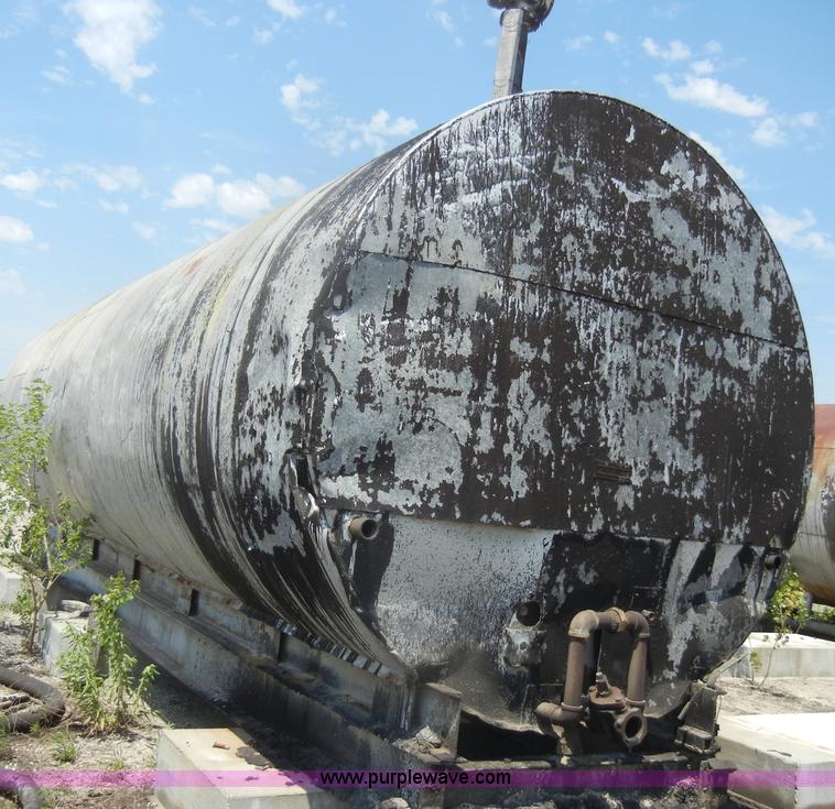 image for item N9776 10,000 gallon hot oil tank on skids