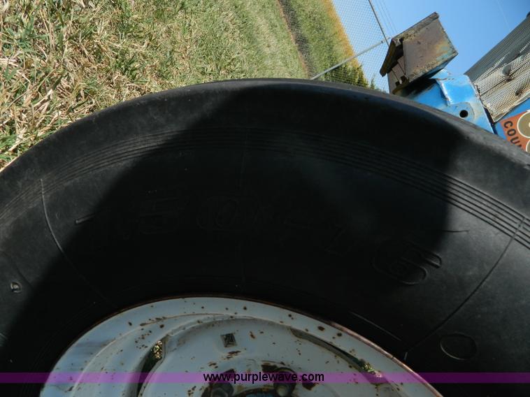 image for item B3692 1991 Ford 5610 tractor