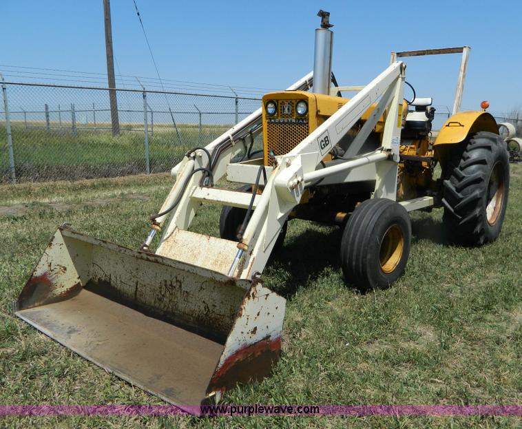 image for item B3700 1970 International 2826 tractor