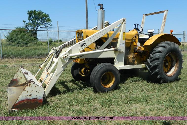 image for item B3700 1970 International 2826 tractor