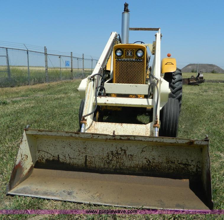 image for item B3700 1970 International 2826 tractor