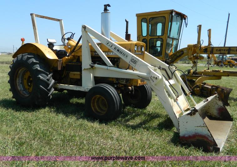 image for item B3700 1970 International 2826 tractor