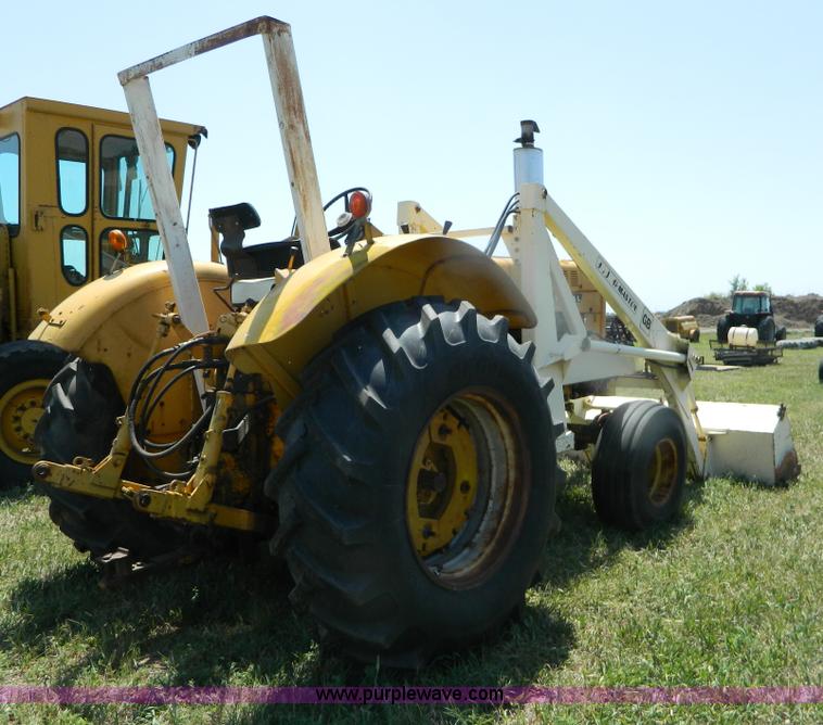 image for item B3700 1970 International 2826 tractor