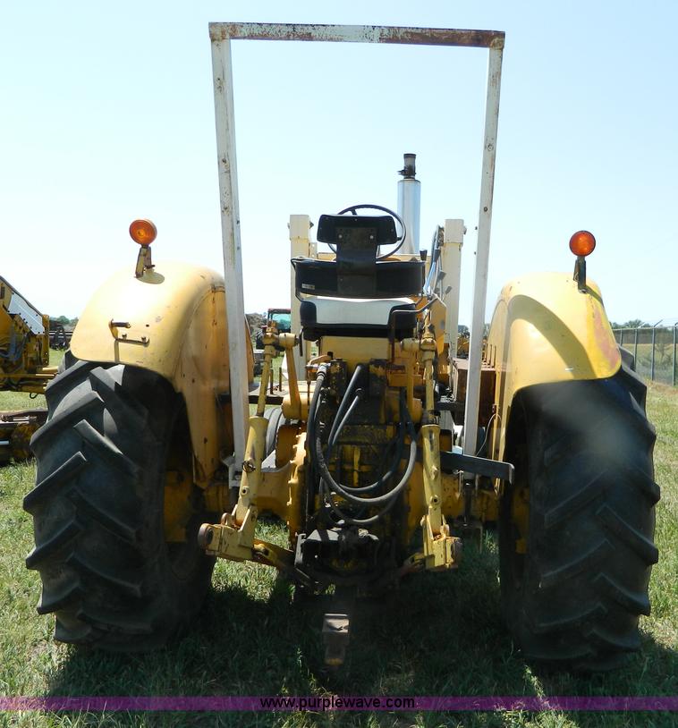 image for item B3700 1970 International 2826 tractor