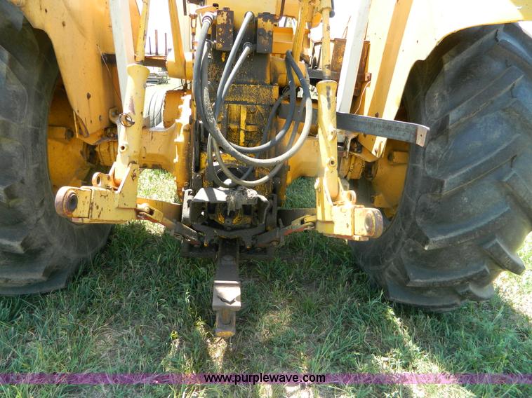 image for item B3700 1970 International 2826 tractor