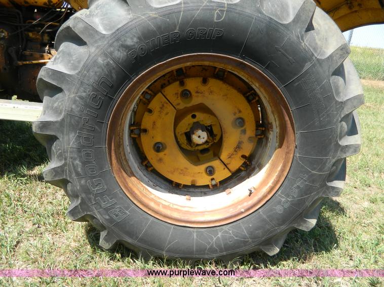 image for item B3700 1970 International 2826 tractor