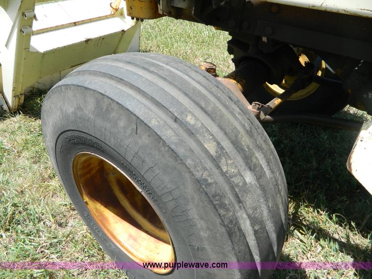 image for item B3700 1970 International 2826 tractor