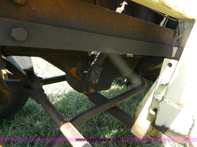 image for item B3700 1970 International 2826 tractor