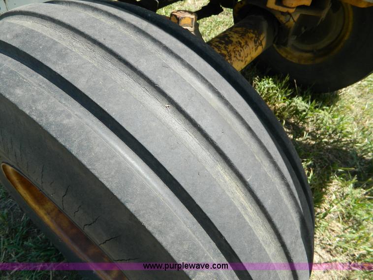 image for item B3700 1970 International 2826 tractor