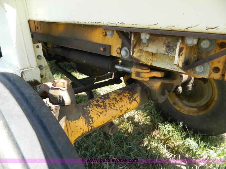 image for item B3700 1970 International 2826 tractor