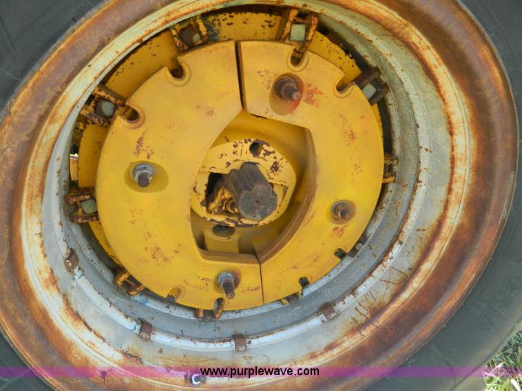 image for item B3700 1970 International 2826 tractor