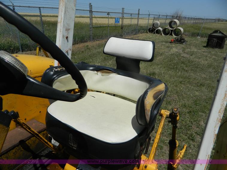 image for item B3700 1970 International 2826 tractor