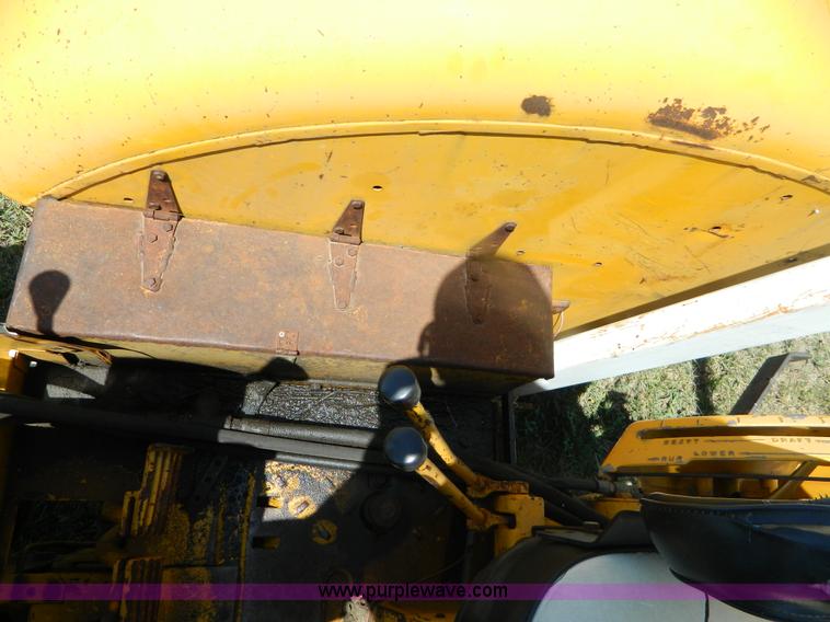 image for item B3700 1970 International 2826 tractor