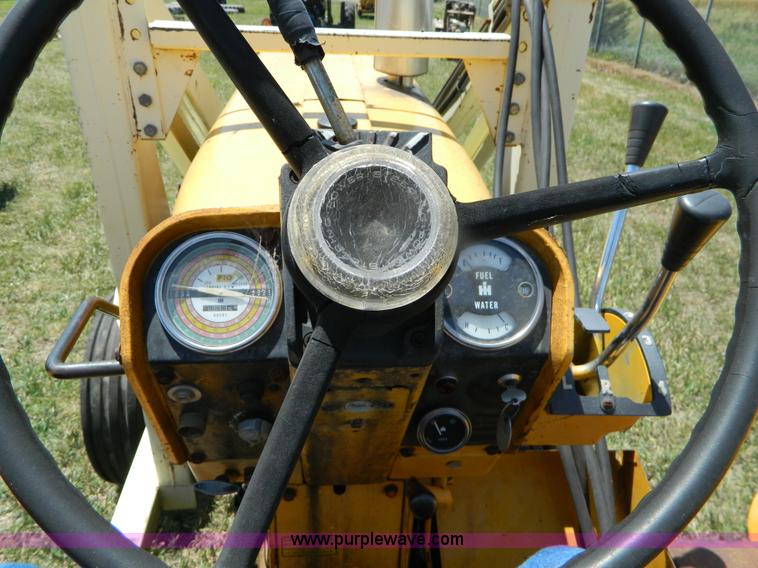 image for item B3700 1970 International 2826 tractor