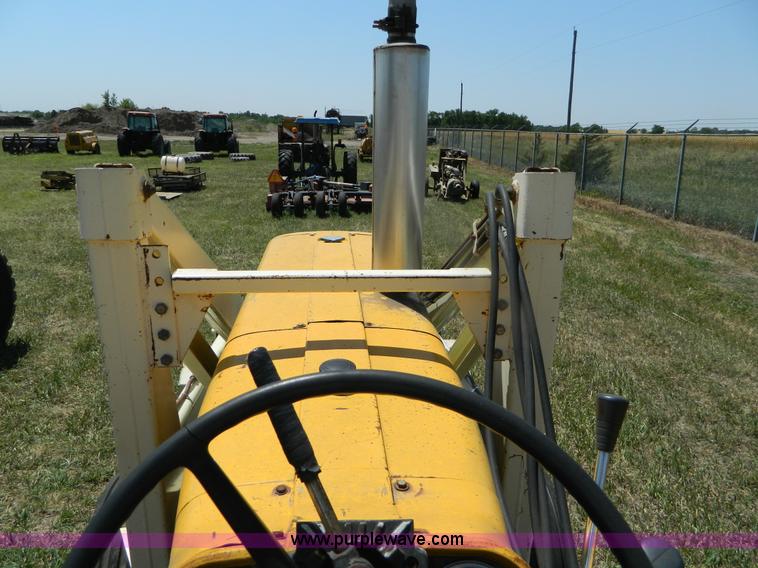 image for item B3700 1970 International 2826 tractor