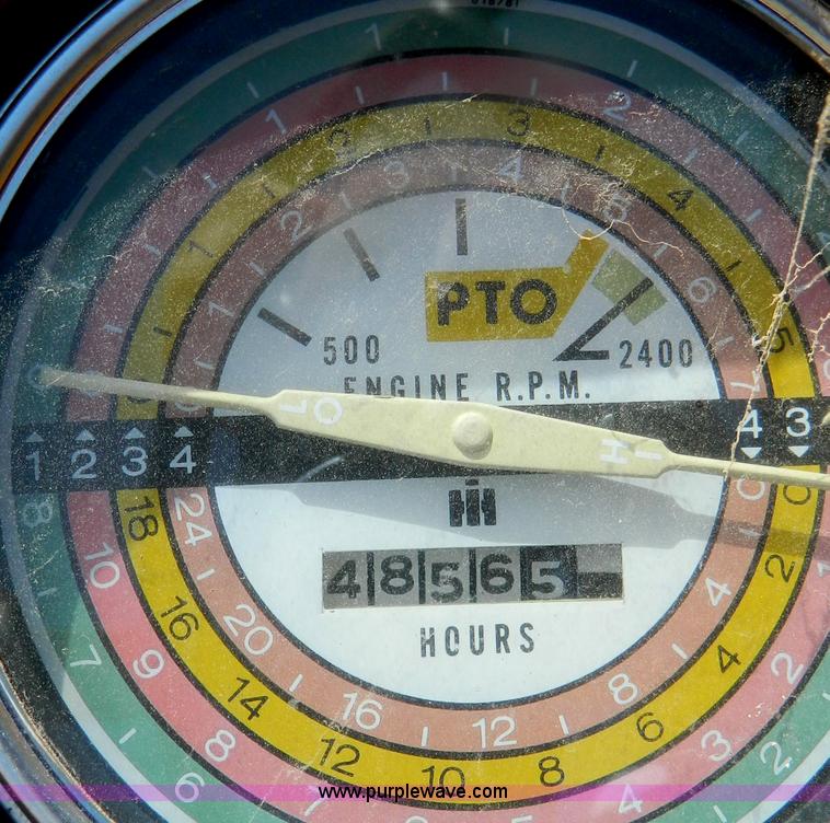 image for item B3700 1970 International 2826 tractor