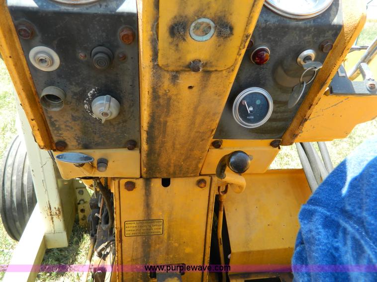 image for item B3700 1970 International 2826 tractor