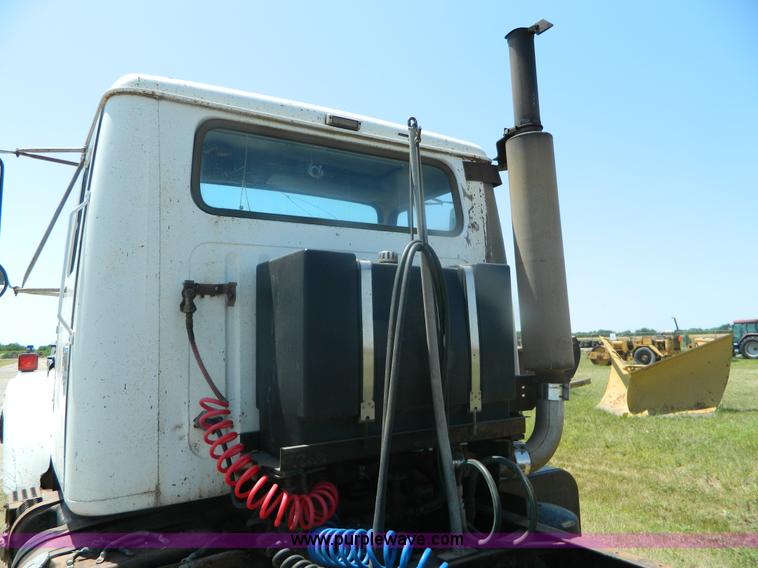 image for item B3706 1979 International semi truck