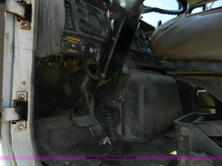 image for item B3706 1979 International semi truck