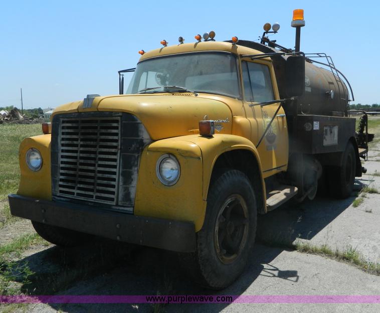 image for item B3709 1971 International Loadstar 1600 oil distributor truck