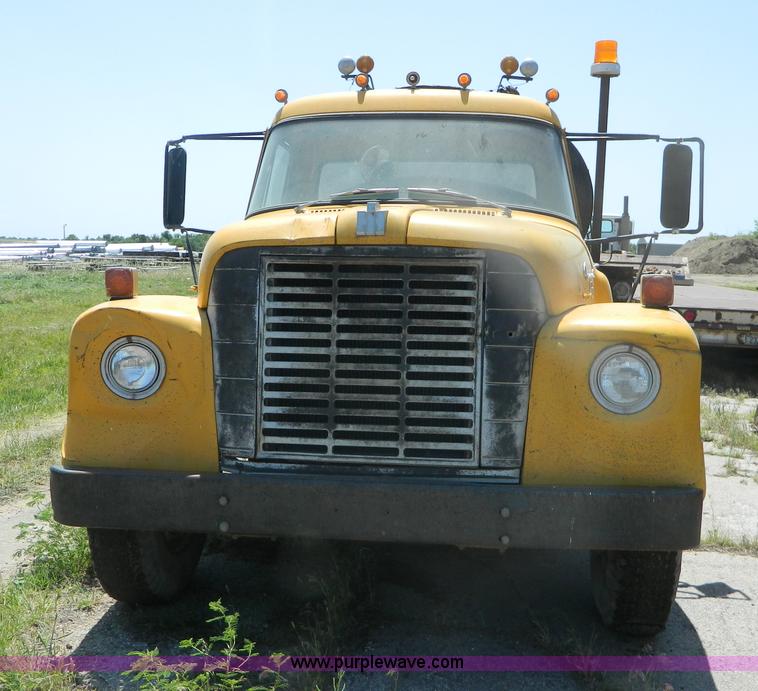image for item B3709 1971 International Loadstar 1600 oil distributor truck