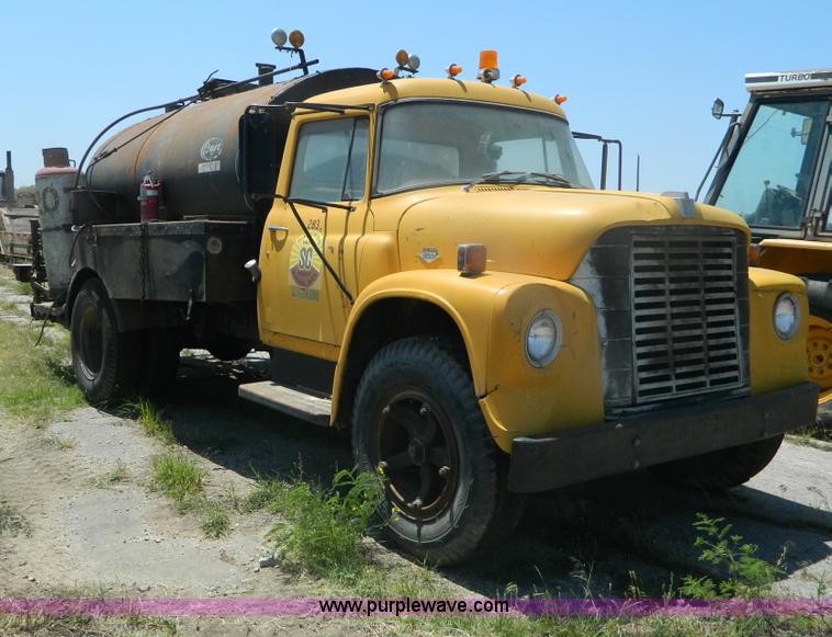 image for item B3709 1971 International Loadstar 1600 oil distributor truck