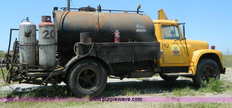 image for item B3709 1971 International Loadstar 1600 oil distributor truck