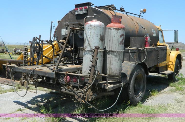 image for item B3709 1971 International Loadstar 1600 oil distributor truck