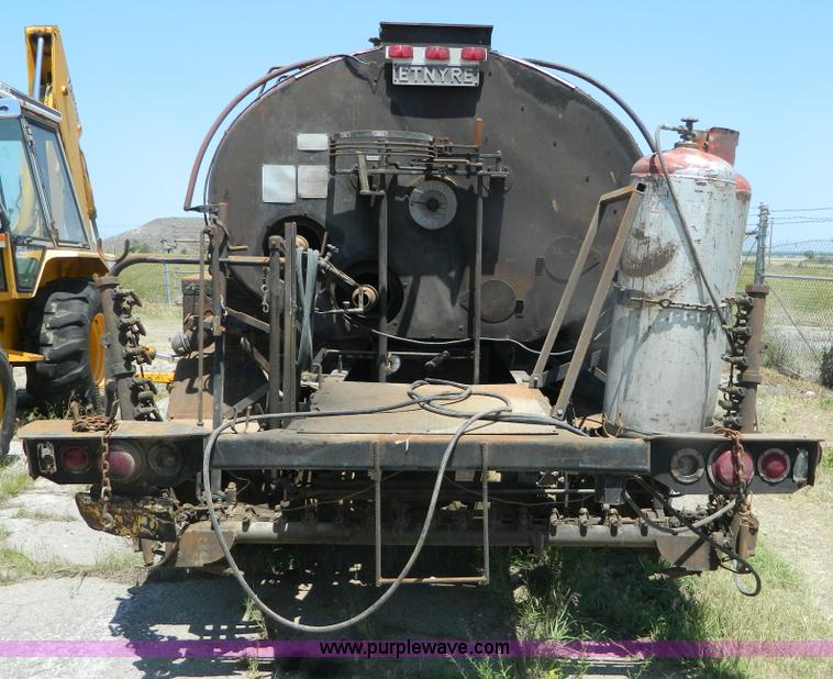 image for item B3709 1971 International Loadstar 1600 oil distributor truck