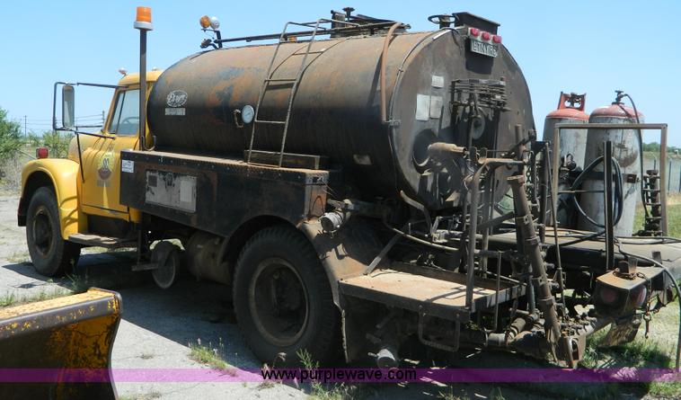 image for item B3709 1971 International Loadstar 1600 oil distributor truck