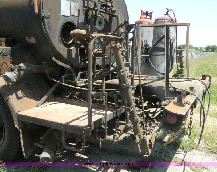 image for item B3709 1971 International Loadstar 1600 oil distributor truck