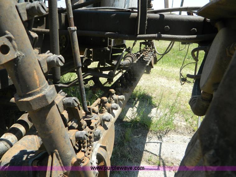 image for item B3709 1971 International Loadstar 1600 oil distributor truck