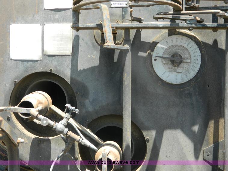 image for item B3709 1971 International Loadstar 1600 oil distributor truck