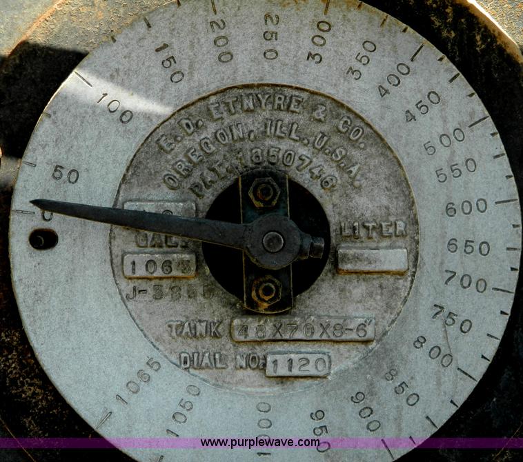 image for item B3709 1971 International Loadstar 1600 oil distributor truck