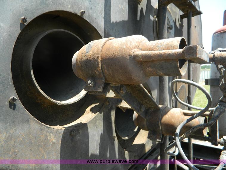 image for item B3709 1971 International Loadstar 1600 oil distributor truck