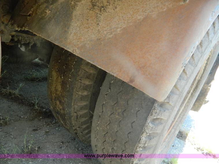 image for item B3709 1971 International Loadstar 1600 oil distributor truck