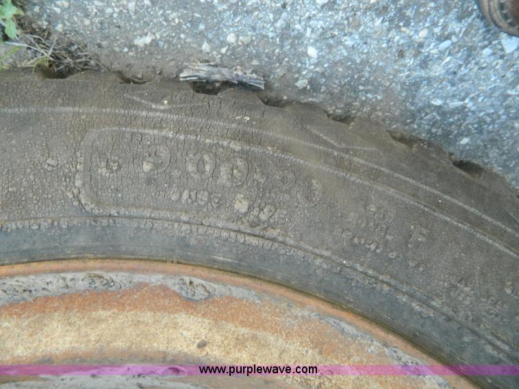 image for item B3709 1971 International Loadstar 1600 oil distributor truck