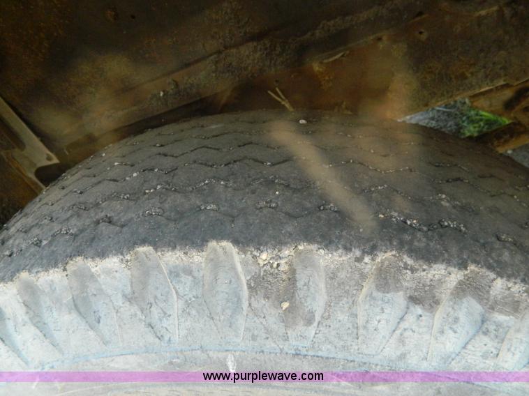 image for item B3709 1971 International Loadstar 1600 oil distributor truck