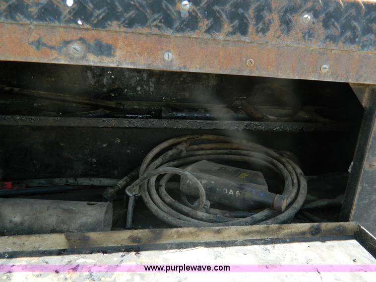 image for item B3709 1971 International Loadstar 1600 oil distributor truck