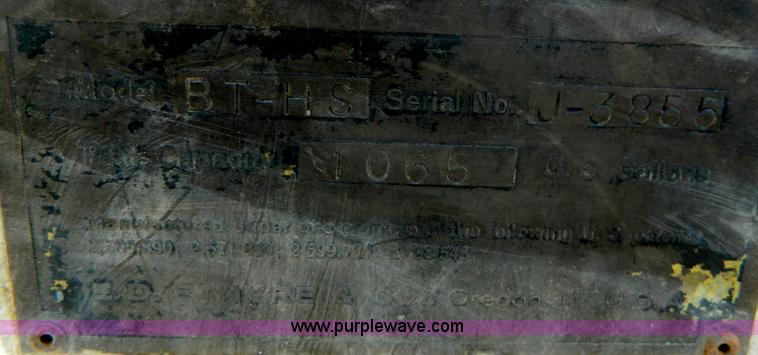 image for item B3709 1971 International Loadstar 1600 oil distributor truck