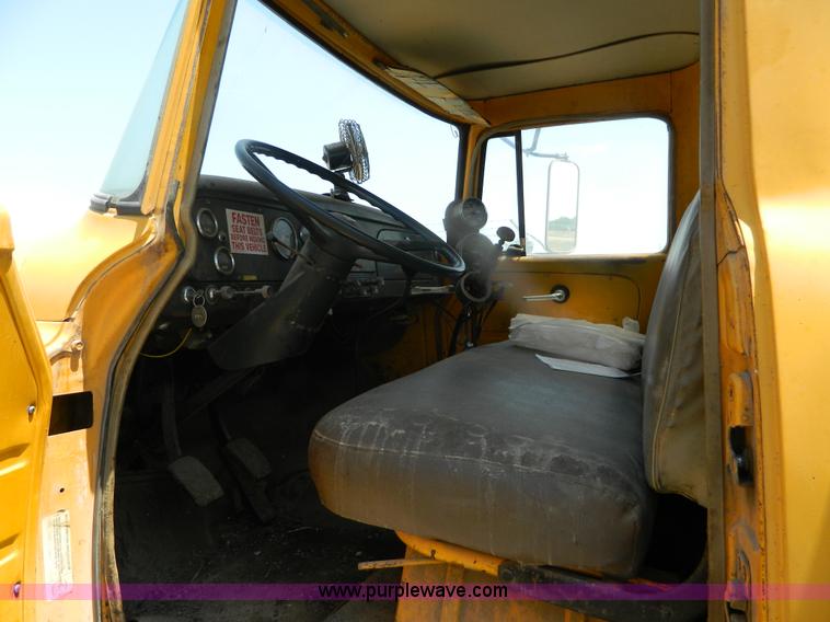 image for item B3709 1971 International Loadstar 1600 oil distributor truck