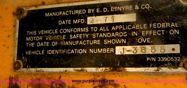 image for item B3709 1971 International Loadstar 1600 oil distributor truck