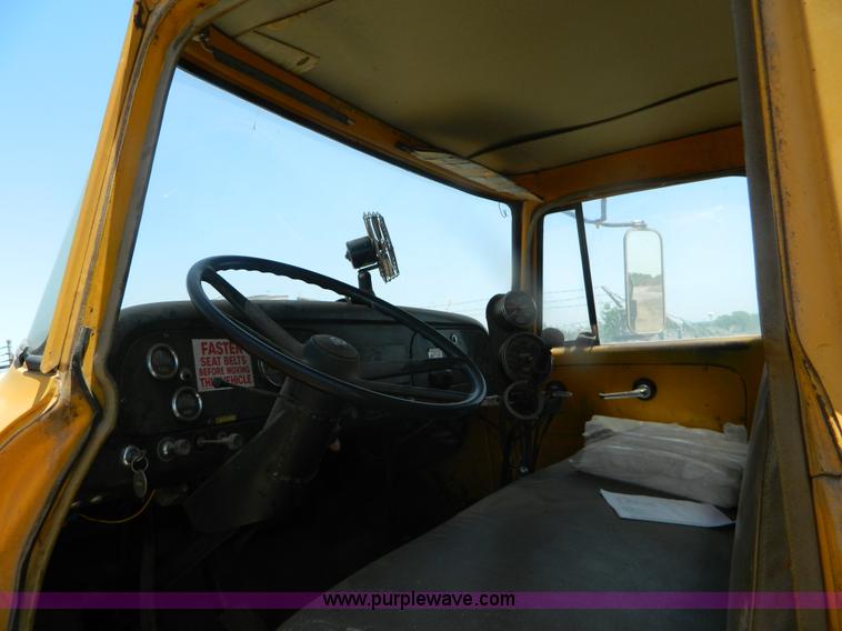 image for item B3709 1971 International Loadstar 1600 oil distributor truck